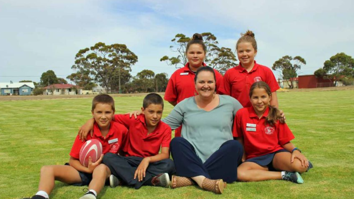 ABC News - Gnowangerup's Students Have Green Grass To Play On